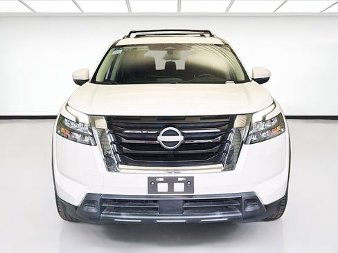 Used 2023 Nissan Pathfinder SV w/ SV Premium Package FWD image 2