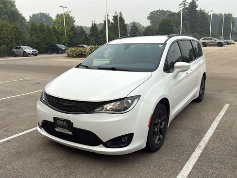 Used 2020 Chrysler Pacifica Touring-L w/ S Appearance Package FWD image 2