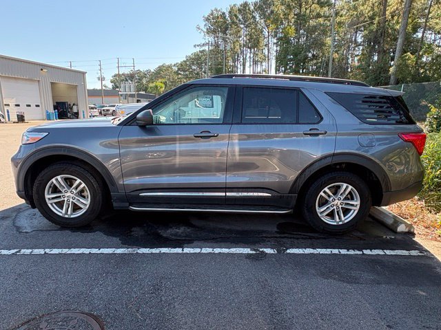 Used 2022 Ford Explorer XLT w/ Equipment Group 202A AWD/4WD image 2
