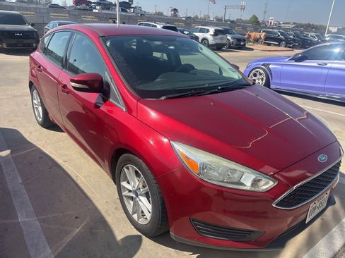 Used 2015 Ford Focus SE image 1