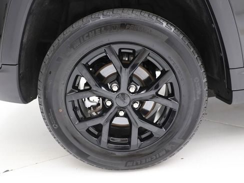 Used 2025 Jeep Grand Cherokee Altitude image 9