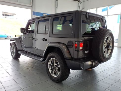Used 2019 Jeep Wrangler Unlimited Sahara AWD/4WD image 6
