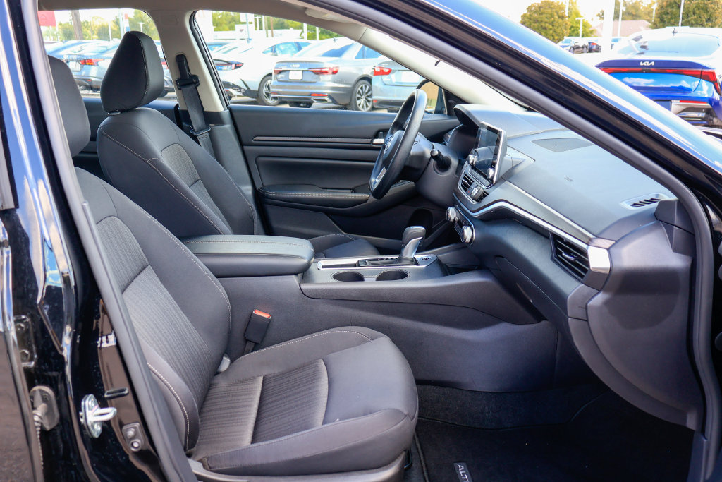 Used 2025 Nissan Altima 2.5 SV FWD image 8
