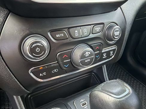 Used 2022 Jeep Cherokee Trailhawk AWD/4WD image 26
