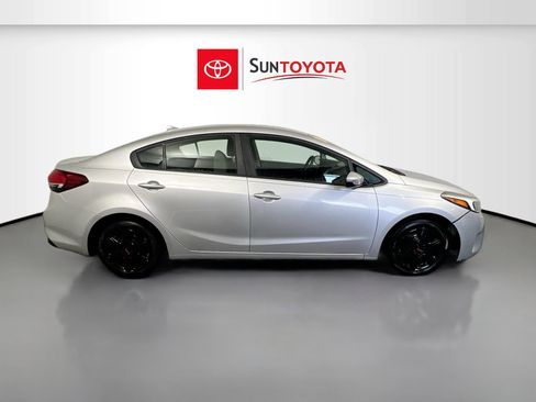 Used 2017 Kia Forte LX FWD image 2