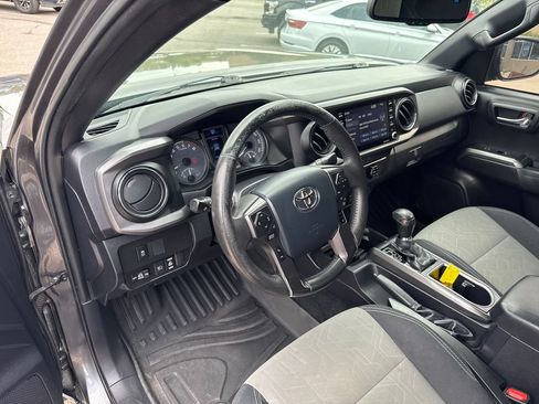 Used 2020 Toyota Tacoma TRD Off-Road w/ Technology Package AWD/4WD image 26