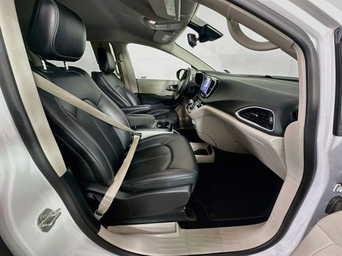 Used 2024 Chrysler Pacifica Touring-L FWD image 30