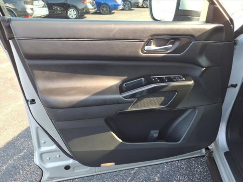 Used 2022 Nissan Pathfinder SV image 12