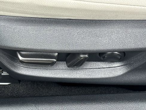 Used 2025 Toyota Camry XLE AWD/4WD image 45