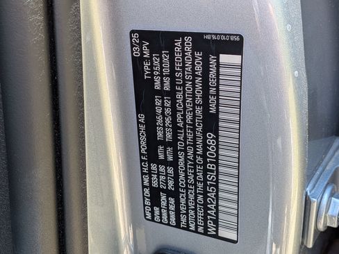 Certified 2025 Porsche Macan Turbo AWD/4WD image 38