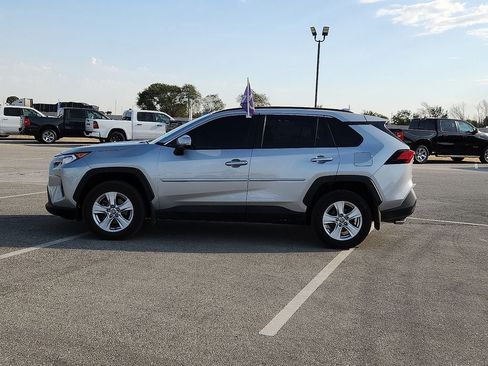 Used 2021 Toyota RAV4 XLE w/ Convenience Package FWD image 2