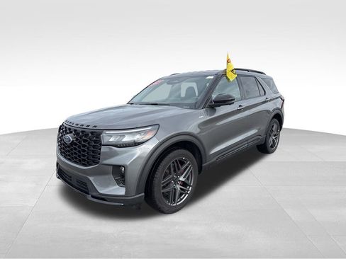 Used 2025 Ford Explorer ST-Line w/ ST-Line Street Pack AWD/4WD image 4