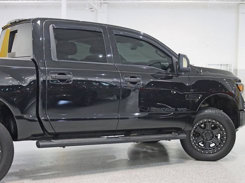 Used 2018 Nissan Titan SV w/ SV Convenience Package image 11