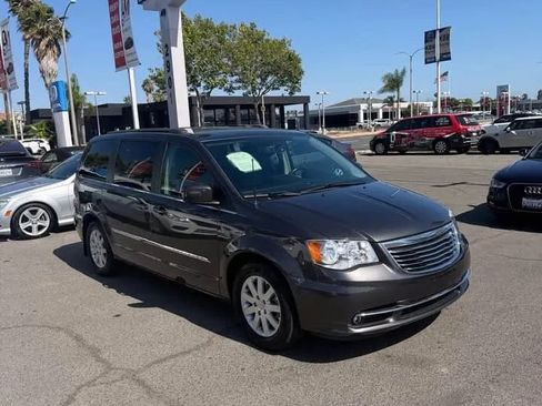 Used 2016 Chrysler Town & Country Touring FWD image 3