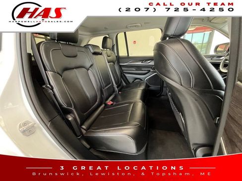 Used 2023 Jeep Grand Cherokee Limited w/ Black Appearance Package AWD/4WD image 13