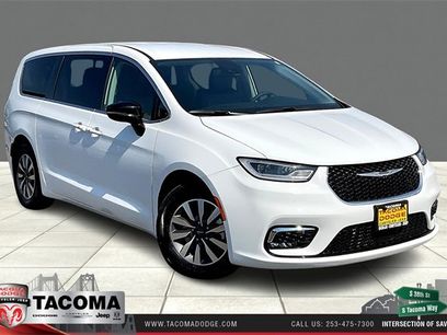 Used 2024 Chrysler Pacifica Select