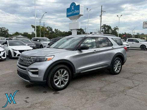 Used 2022 Ford Explorer Limited w/ Equipment Group 301A AWD/4WD image 3