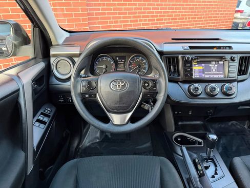 Used 2018 Toyota RAV4 LE image 10