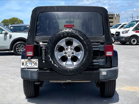 Used 2017 Jeep Wrangler Unlimited Sahara w/ Connectivity Group AWD/4WD image 5