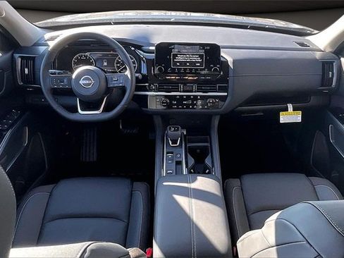 New 2025 Nissan Pathfinder SL image 5