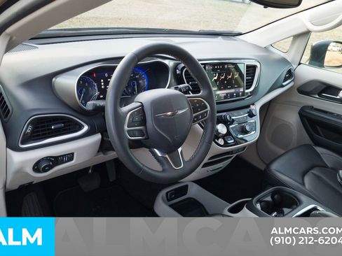 Used 2023 Chrysler Pacifica Touring-L image 21