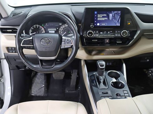 Used 2024 Toyota Highlander XLE AWD/4WD image 14