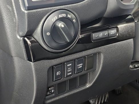 Used 2019 Nissan Titan SV w/ SV Convenience Package image 18