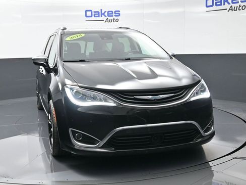 Used 2018 Chrysler Pacifica Limited w/ Advanced Safetytec Group image 3