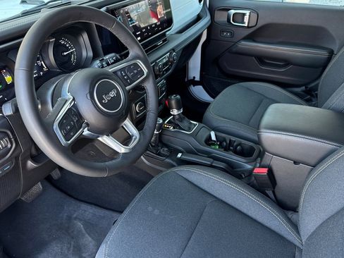 Used 2025 Jeep Wrangler Unlimited Sahara AWD/4WD image 11