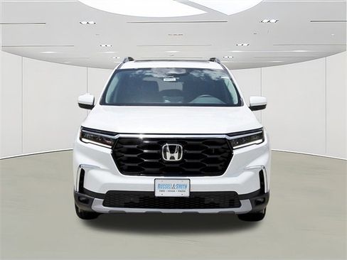 New 2025 Honda Pilot Touring image 2