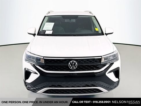 Used 2022 Volkswagen Taos SE FWD image 2