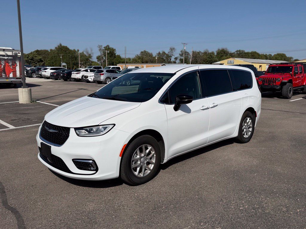 Used 2025 Chrysler Pacifica Select FWD image 7