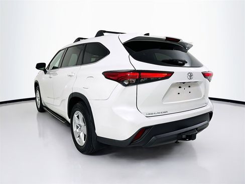Used 2022 Toyota Highlander LE image 7