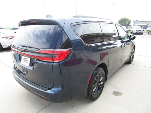 Used 2021 Chrysler Pacifica Touring-L w/ Uconnect Theater Family Group AWD/4WD image 7