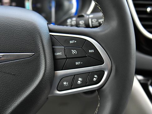 Used 2023 Chrysler Pacifica Touring-L FWD image 32