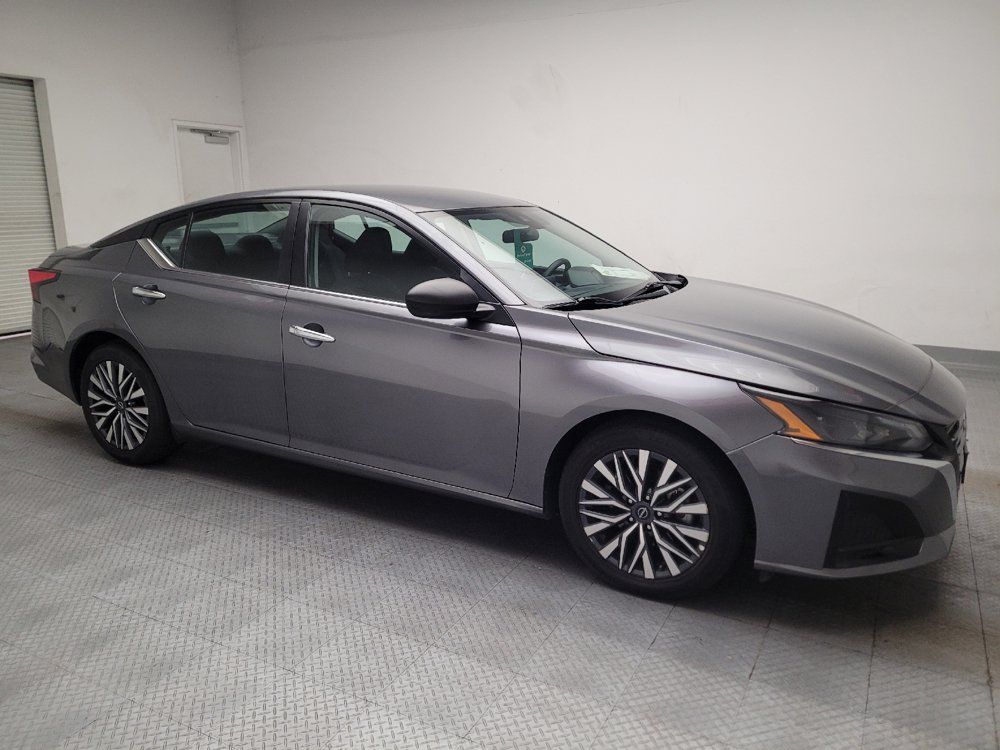 Used 2025 Nissan Altima 2.5 SV FWD image 11