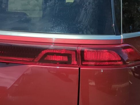 Used 2023 Kia Carnival LX FWD image 23