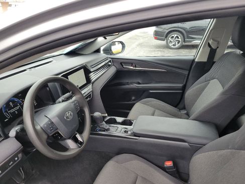 Used 2025 Toyota Camry LE FWD image 5