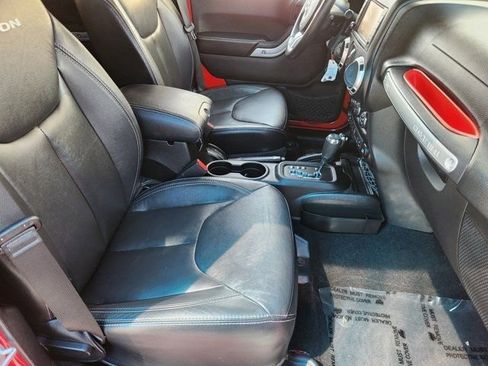 Used 2015 Jeep Wrangler Unlimited Rubicon image 18