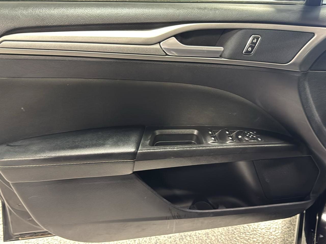 Used 2019 Ford Fusion SE FWD image 14