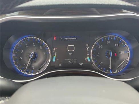 Used 2023 Chrysler Pacifica Limited FWD image 10