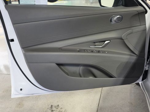 Certified 2025 Hyundai Elantra SE FWD image 20