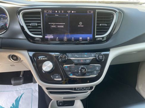 Used 2023 Chrysler Pacifica Touring-L FWD image 20