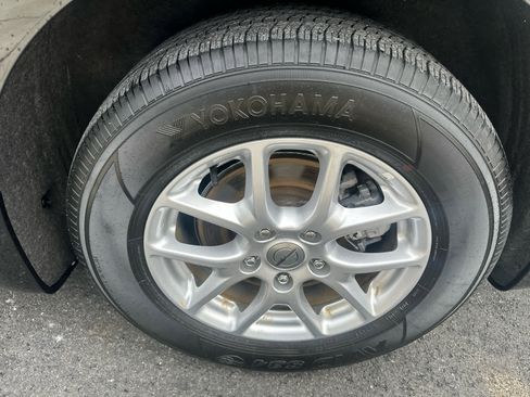 Used 2024 Chrysler Pacifica Touring-L image 12