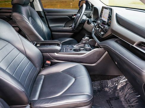 Used 2020 Toyota Highlander XLE image 17
