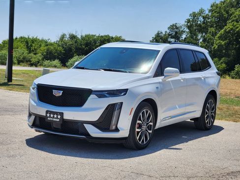 Used 2023 Cadillac XT6 Sport w/ Technology Package AWD/4WD image 3