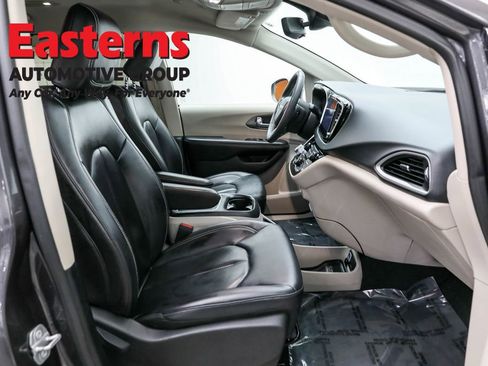 Used 2023 Chrysler Pacifica Touring-L image 23