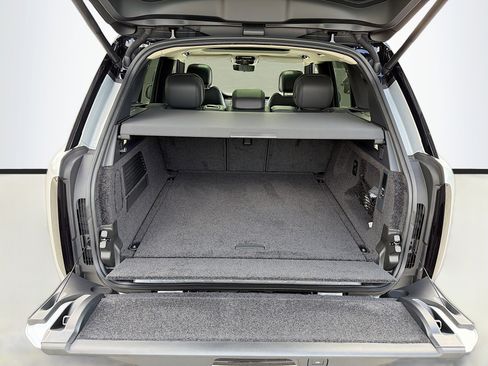 New 2025 Land Rover Range Rover SE image 12