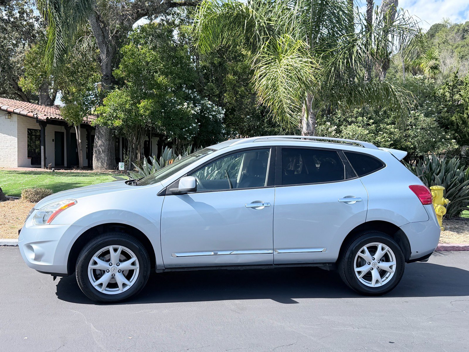 Used 2011 Nissan Rogue SV FWD image 2