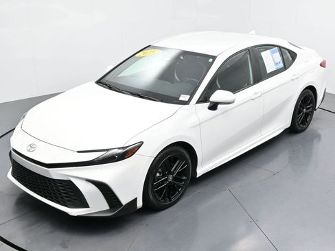 Used 2025 Toyota Camry SE image 36